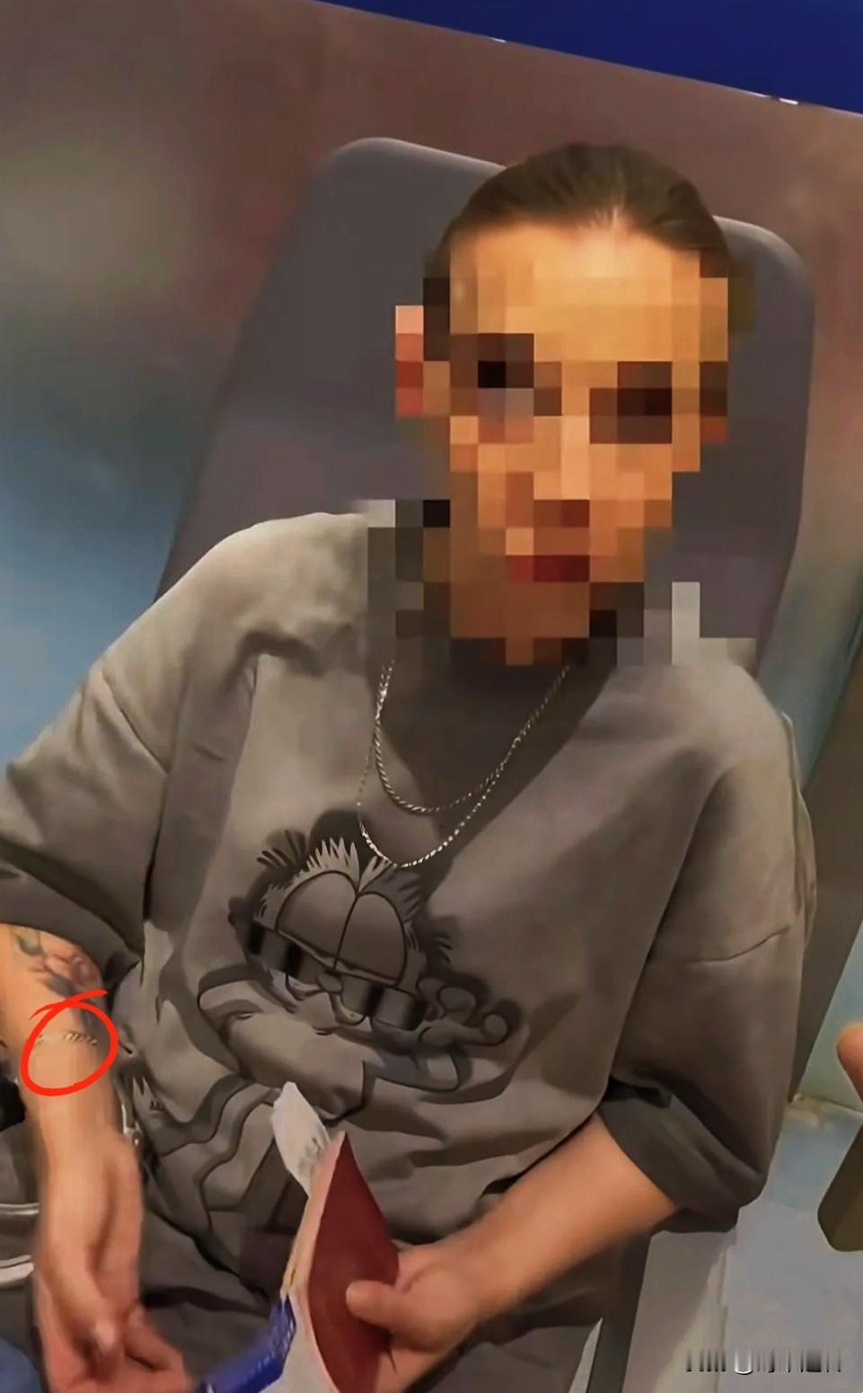 在无锡机场候机，差点没把我吓死！

旁边休息室有个外籍大姐，竟然掏出打火机点烟。