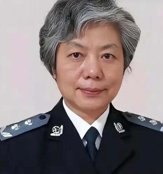 中国人民公安大学李玫瑾教授建议，凡是扶了老人被要求天价赔偿的，在老人拿不出任何证