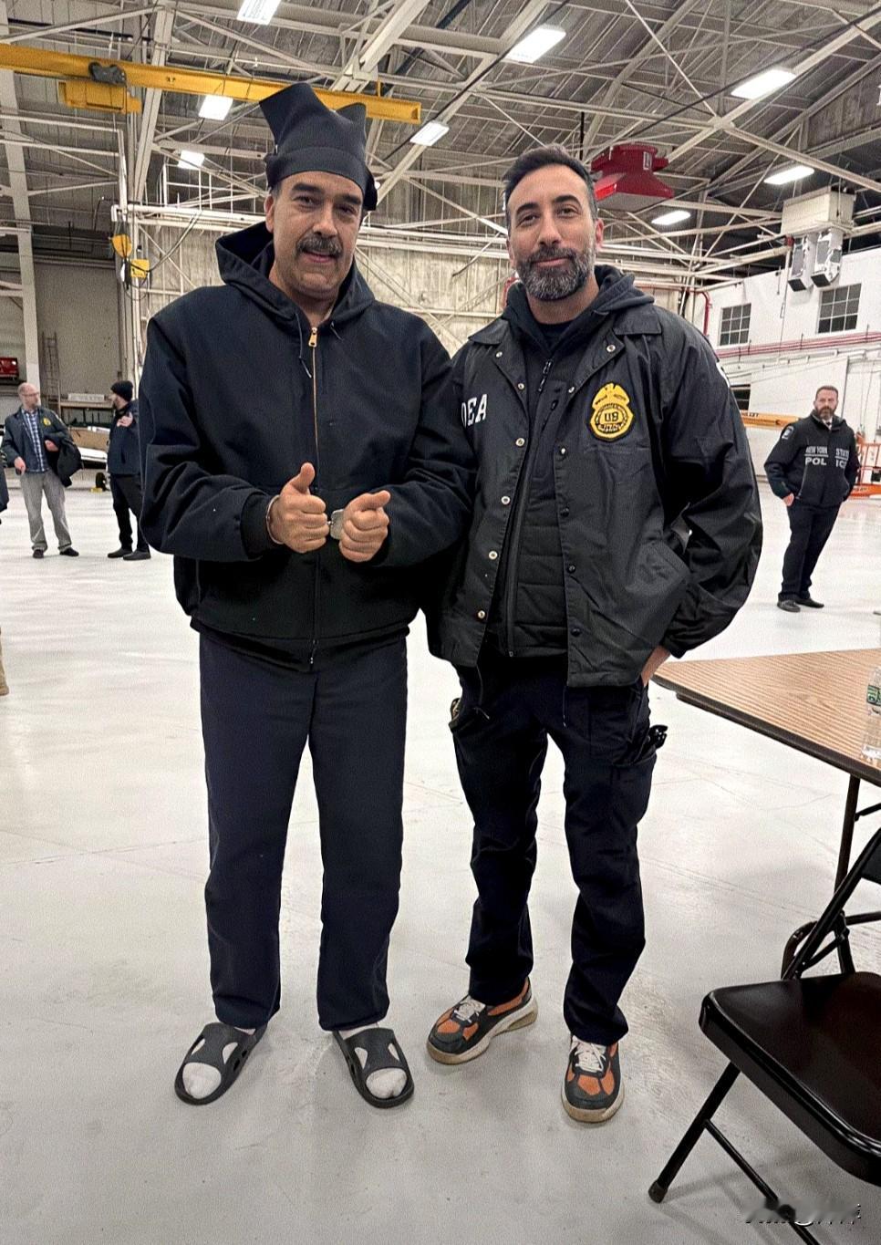 马杜罗被关押的纽约布鲁克林大都会拘留中心，堪称“人间炼狱”。6平方米的牢房拥挤不