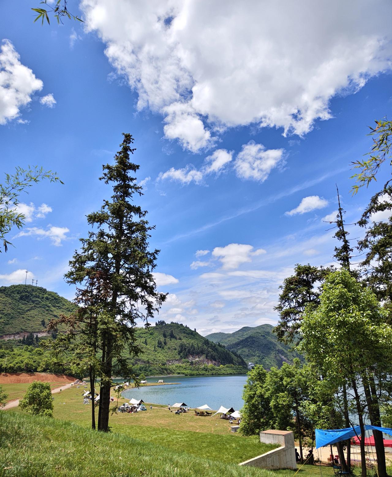 我觉得湖北的天空最美丽！

湖北有山有水，天空蓝得似海，云白得似绵花。

看我今