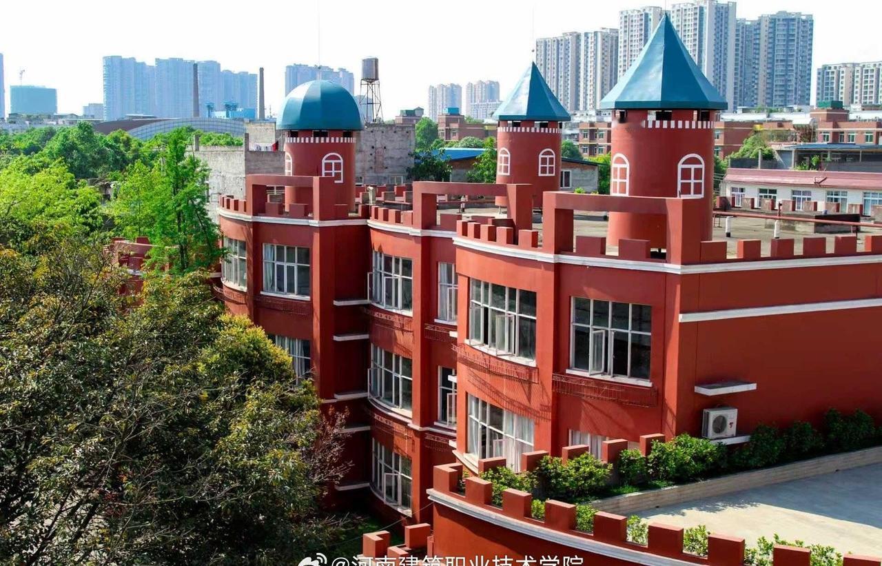 二十年栉风沐雨，弦歌不辍；二十年砥砺前行，桃李芬芳。值此@四川文化传媒职业学院 