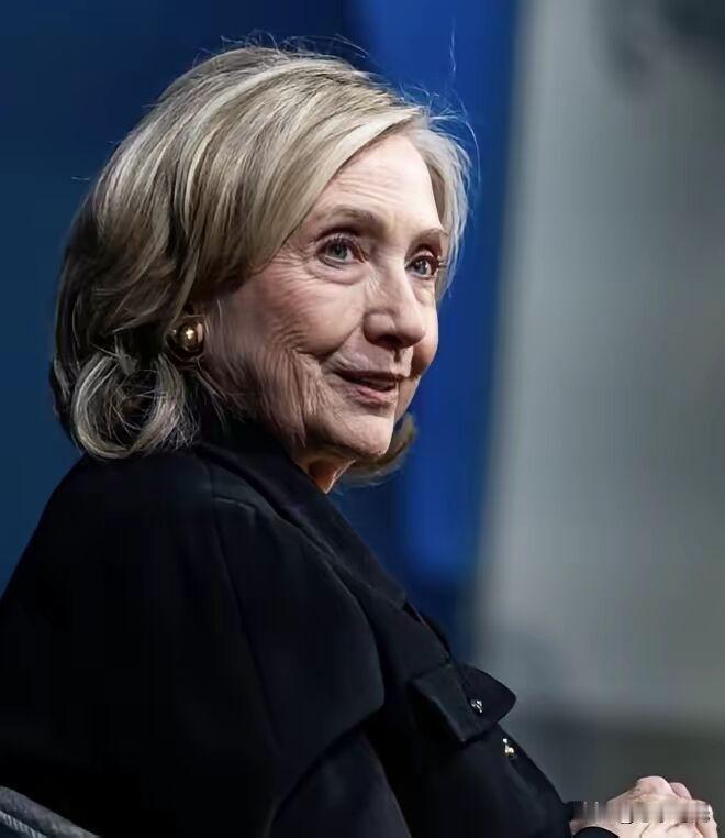 2月14号，慕尼黑安全会议上，来了个特别的客人。78岁的希拉里·克林顿，往台上一