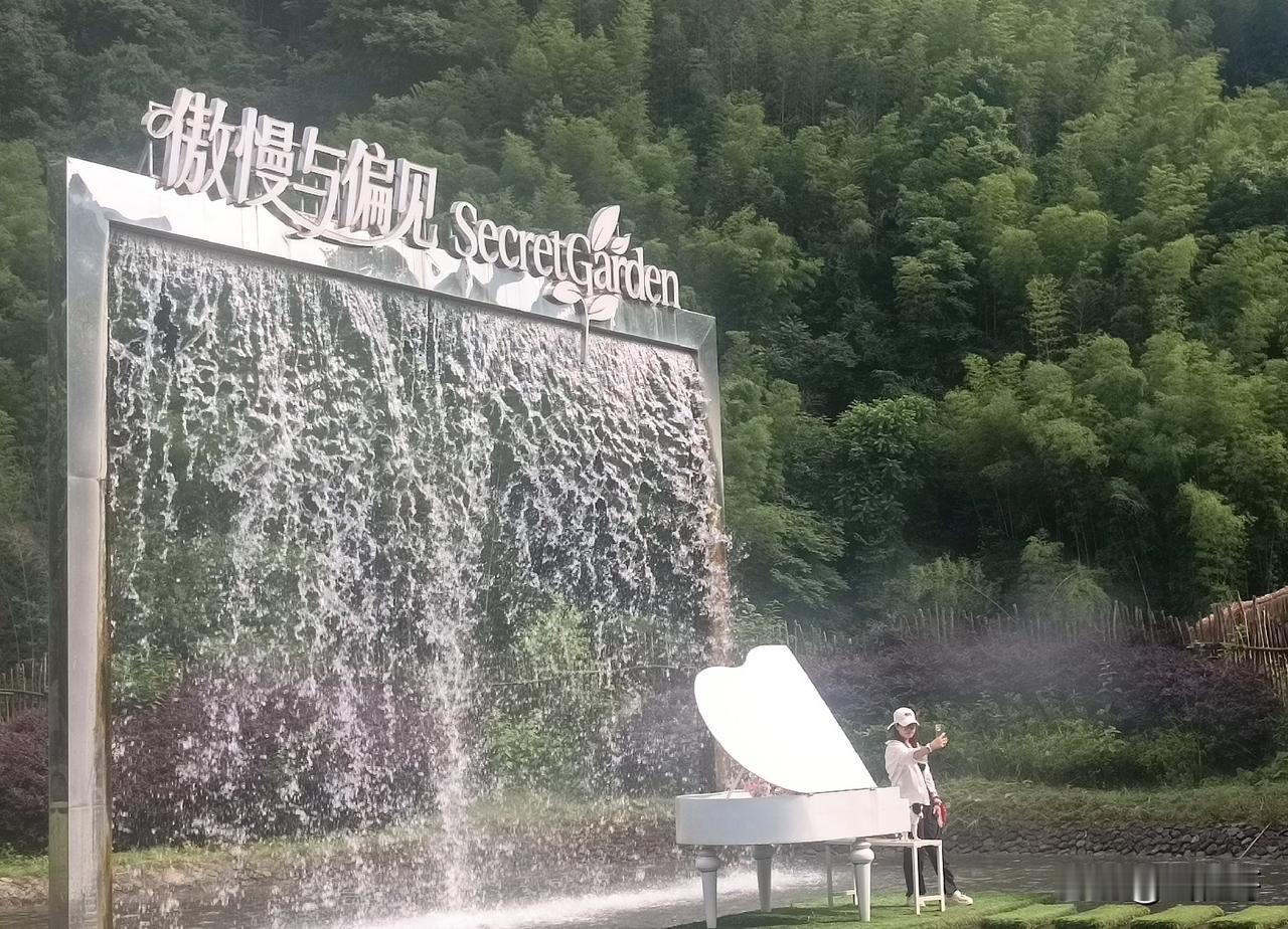 《傲慢与偏见》能跨越两百年持续火爆，核心在于它精准击中了人性与社会的永恒课题。而