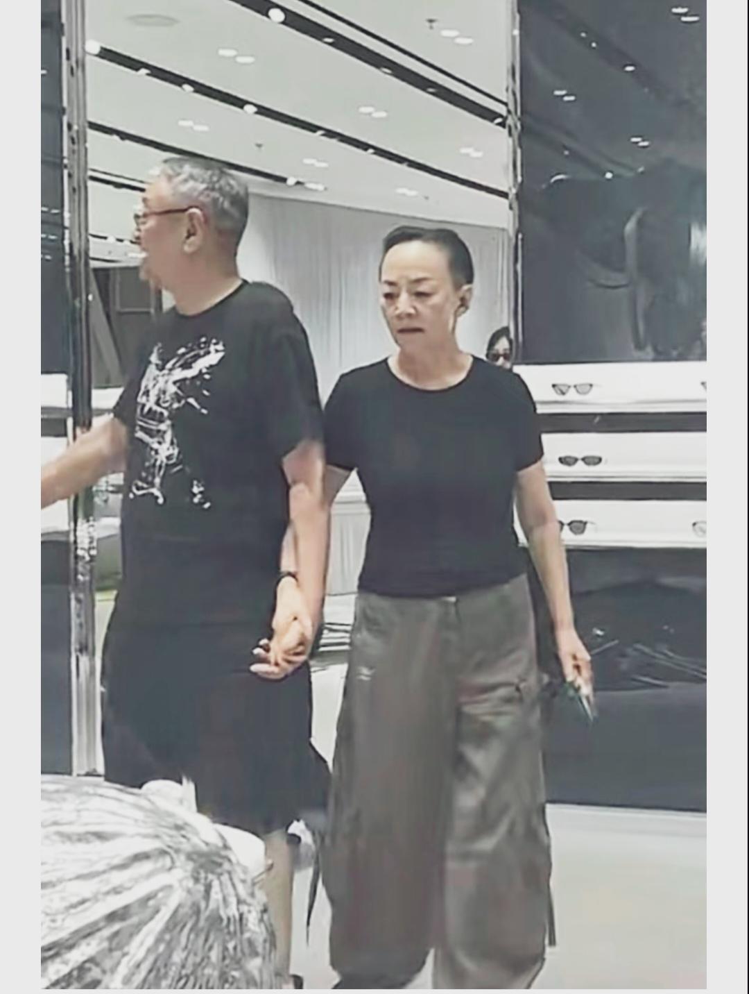 这么大年龄还能手挽着手逛街，宋丹丹做到了，这甜蜜的画面令人羡慕！