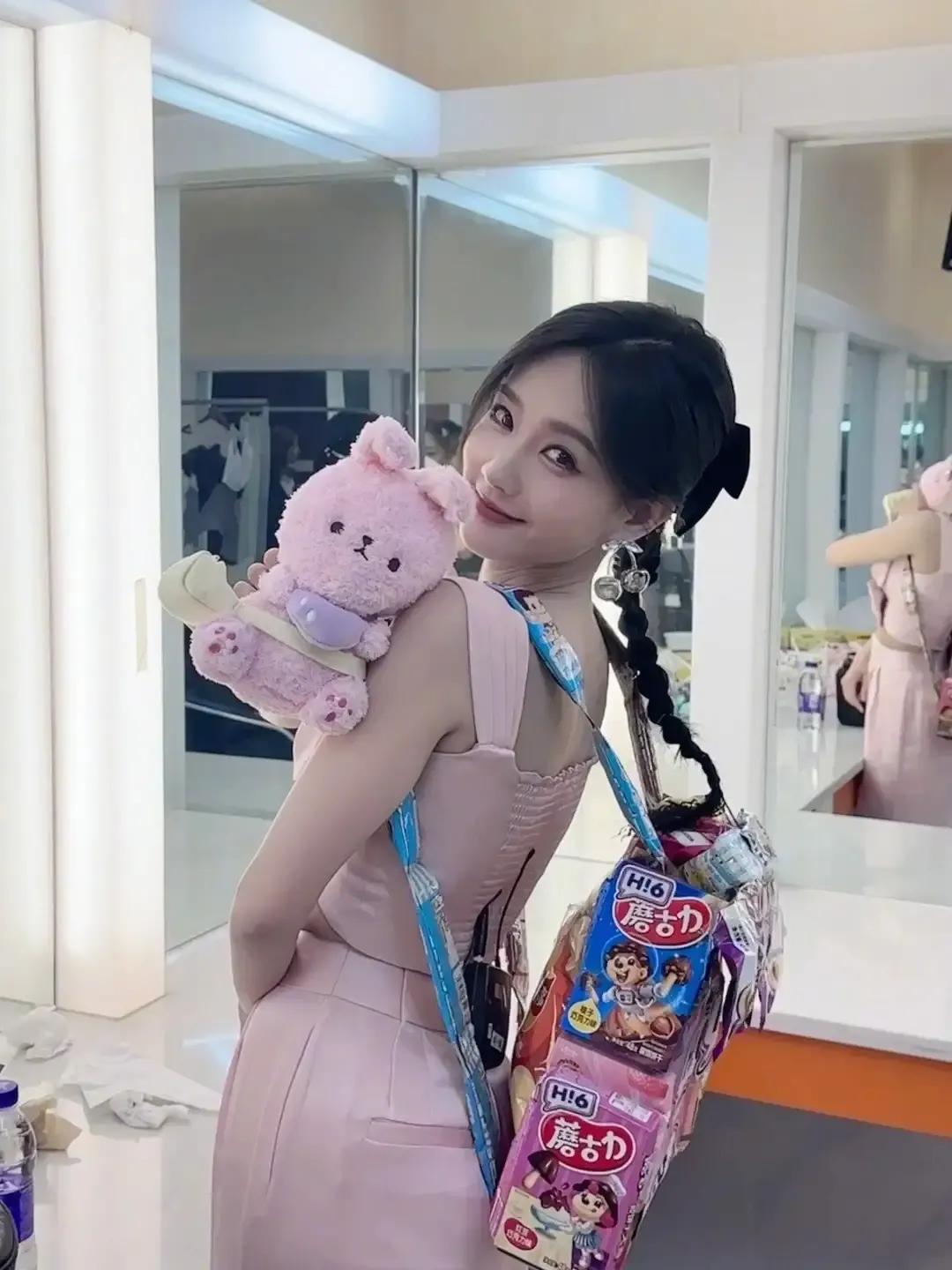 李一桐晒出美图，穿粉色背心，下搭粉色阔腿裤，身上背着蘑菇力零食，看起来特别可爱，