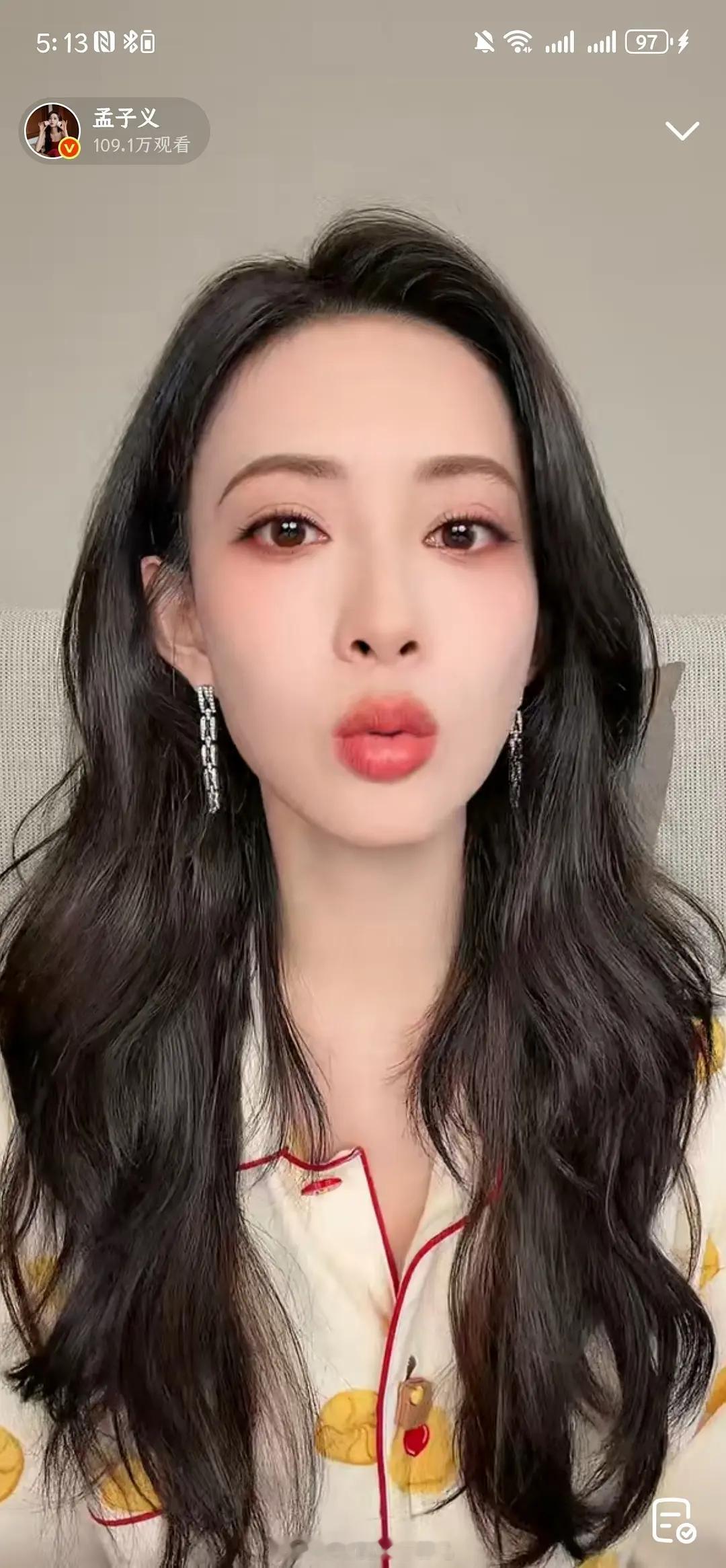 孟子义今天直播，穿了个睡衣。这个睡衣其实是个套装，会送个耳罩。李昀锐刚好戴了这个