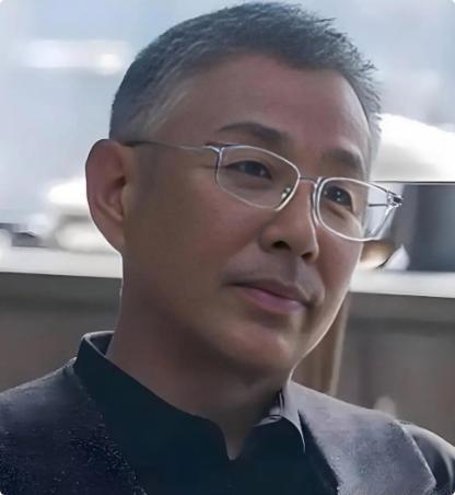 陈道明说：“年轻的时候，觉得婚姻是爱情。现在觉得，婚姻是陪伴。是你病了，有人给你