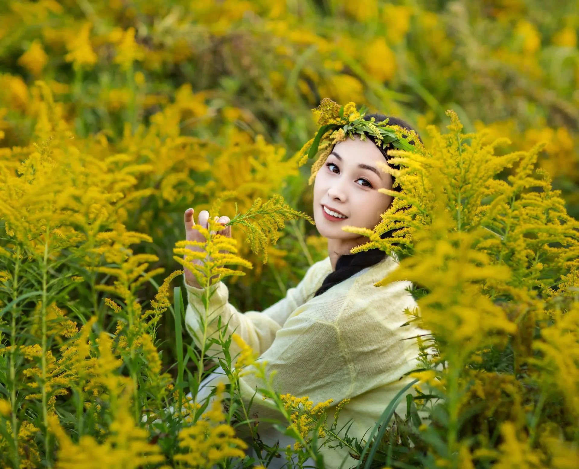 花儿在风中摇曳，正如你在人群中闪耀。