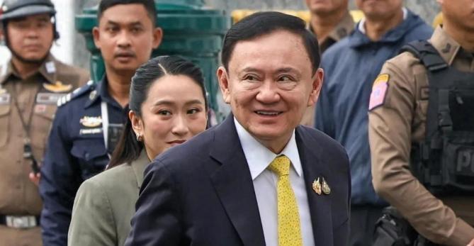 76岁的他信彻底自由了！泰王亲自下场签特赦令，这不仅是免罪，更是给西那瓦家族递刀