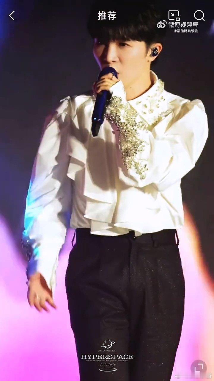 #周深vogue压轴表演# 从深情的大鱼到燃炸的少管我，周深的舞台表现力真是强，
