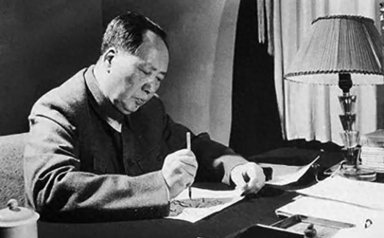 1957年毛主席在青岛游泳时意外沉入海中，警卫迅速开展紧急搜寻行动，他究竟发生了