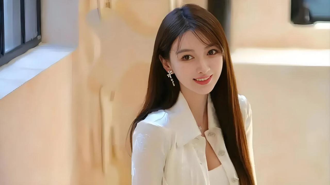 黄晓明小女友叶珂直播“翻车”，被送上热搜。

叶珂在直播时，直接吐槽伍佰的歌猥琐