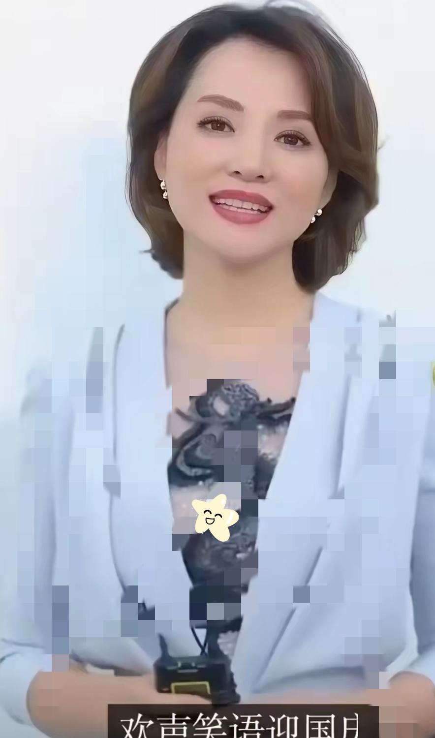老天奶，国庆刷到董卿的祝福短片，只短短几秒，一下子就被打动了。
好看的妆容可以靠