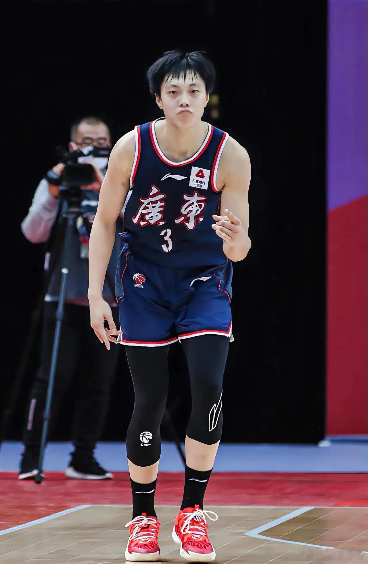 太可惜！广东98-99惜败给北控，但这3位球员的表现可圈可点！1. 胡明轩：本场