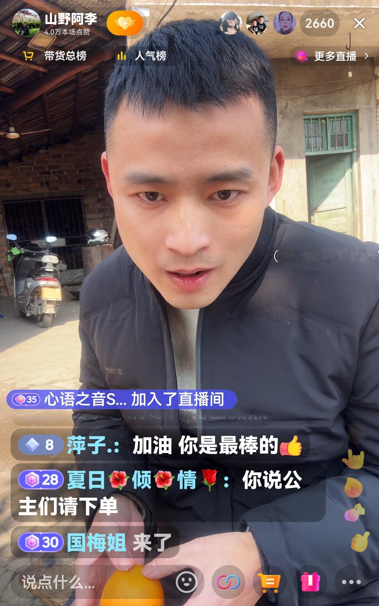 阿李从主播转做助播了，没想到啤酒婶的儿子如此出色，这么快就适应了直播节奏。阿李今