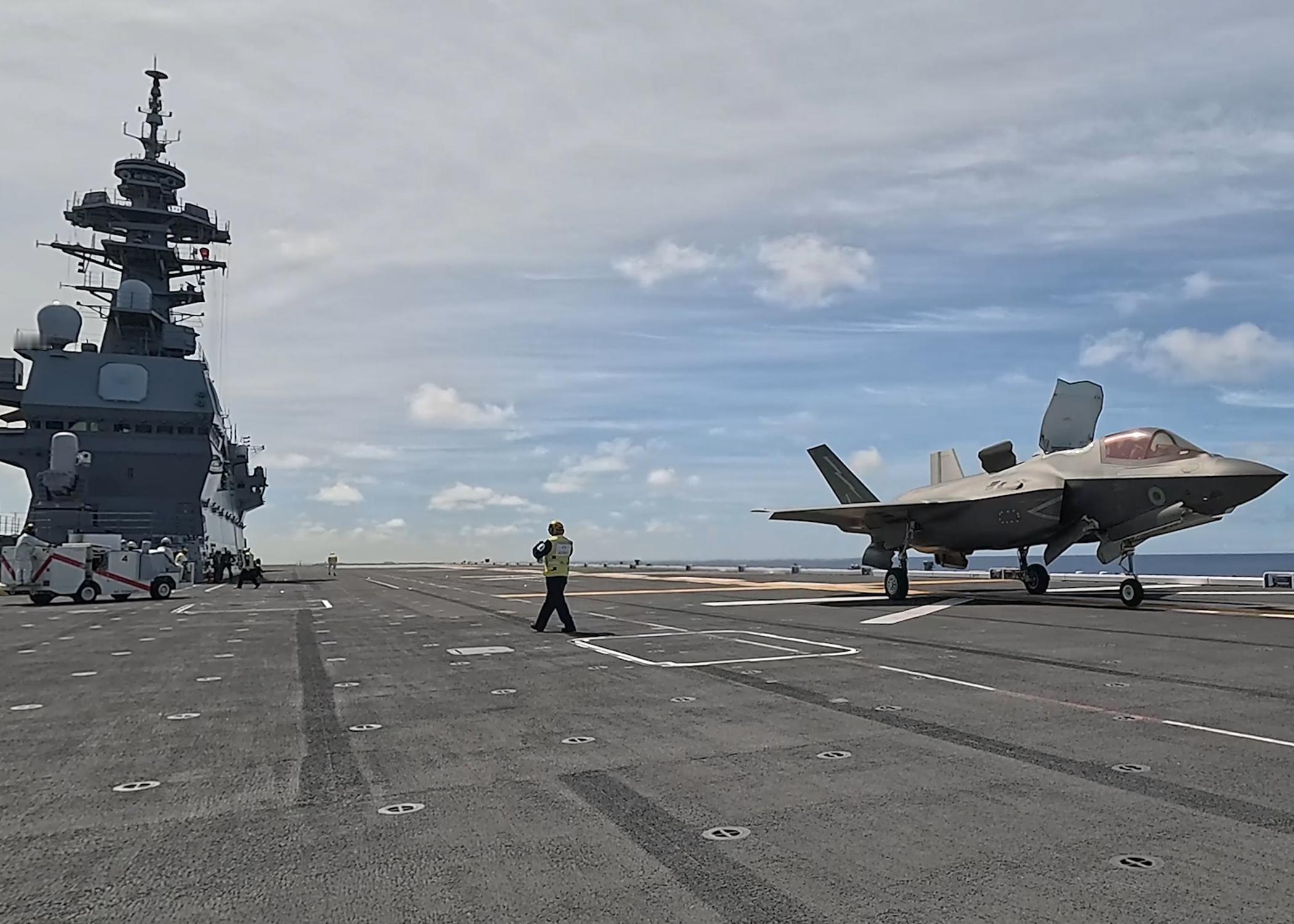 皇家空军F-35B在加贺号上降落后出击瞬间 ​​​