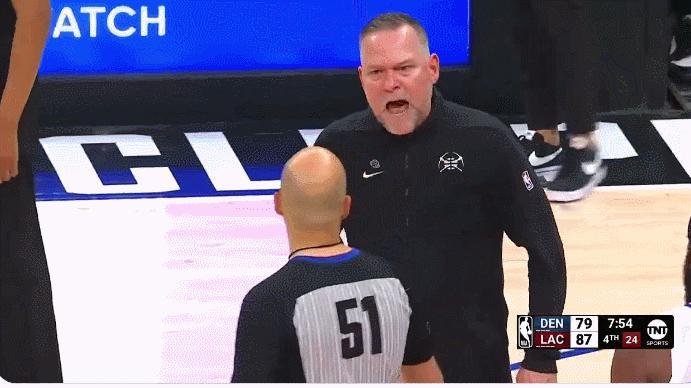 马龙对着裁判破口大骂，登哥在旁边当吃瓜群众[吃瓜][吃瓜][吃瓜] #哈登也想驱