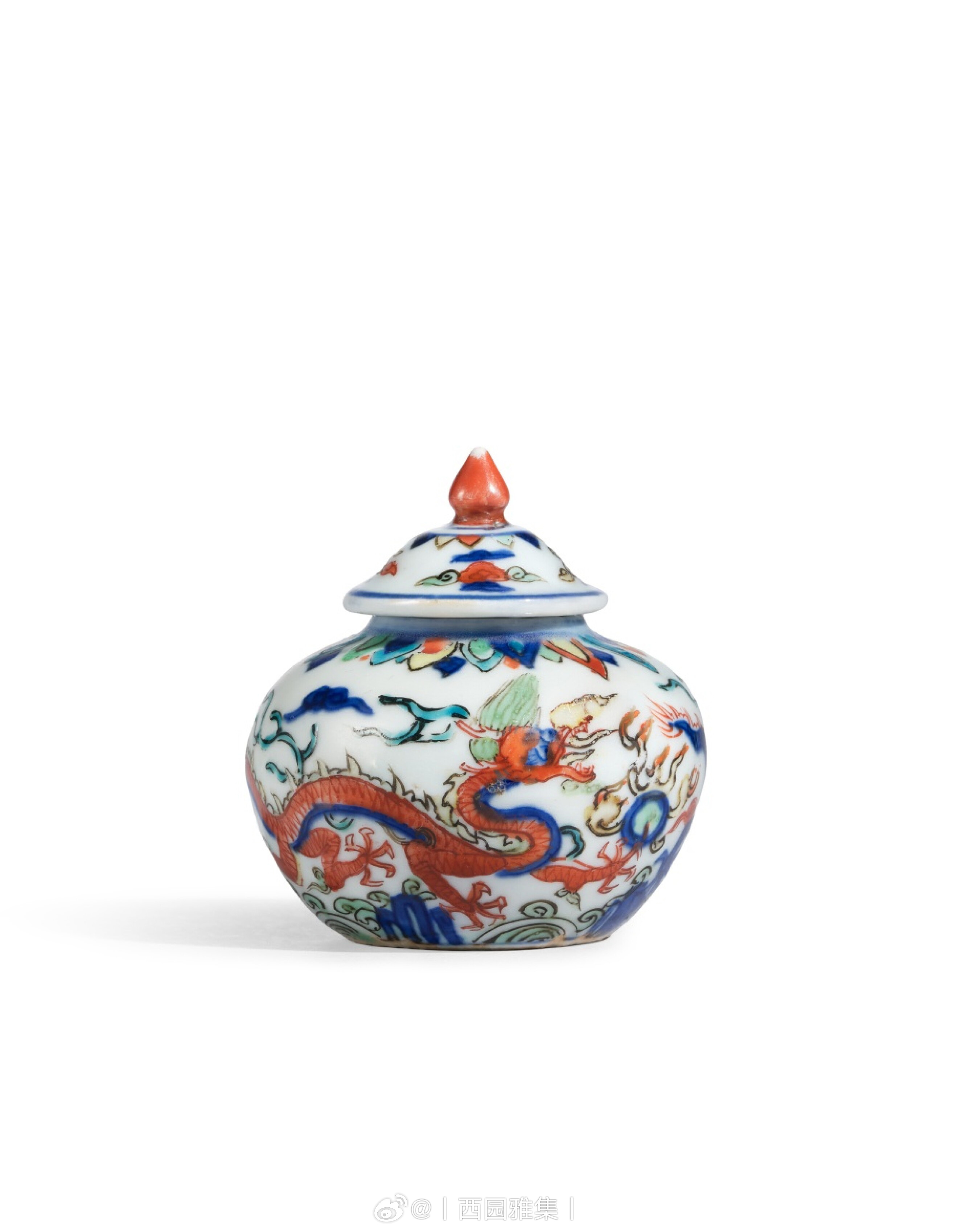 明万曆　五彩双龙逐珠小盖罐　《大明万曆年製》款尺寸：w. 5.9 cm来源：苏富