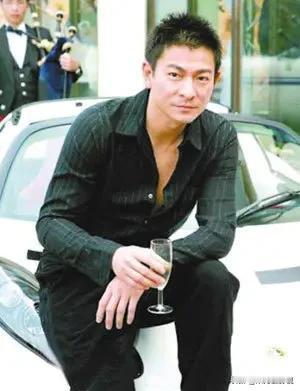 刘德华，绝对配得上娱乐圈“常青树”和“德艺双馨”这两个词。

最近看到他提携张含