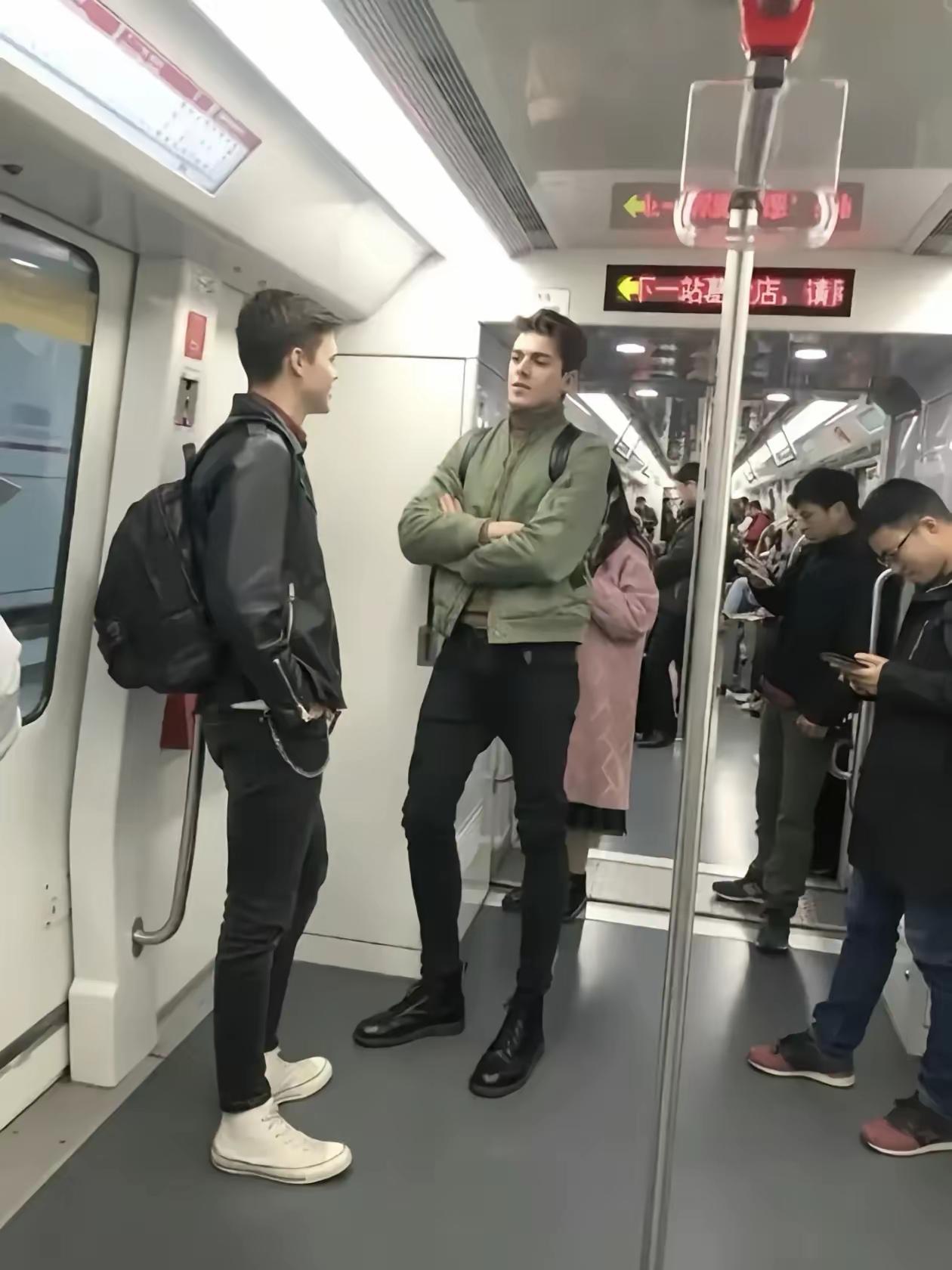 外国人穿小裤脚怎么那么好看。同样是穿小裤脚，外图人穿就那么好看，而我们身边的人穿