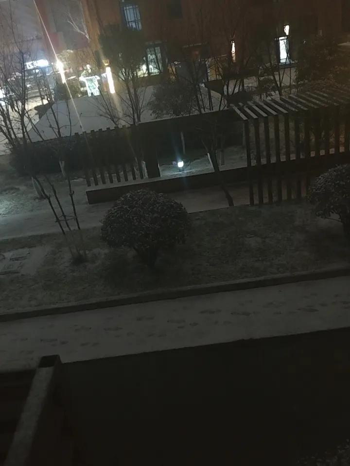 今年冬天的不同西安今冬初雪翩然而至，为古城披上银装。这场雪恰逢寒潮来袭，气温骤降