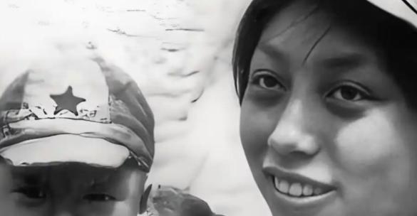 在河北兴隆县的深山悬崖上，立着一块无字的石碑。
 
每年冬天，山风刮过崖壁上的柏