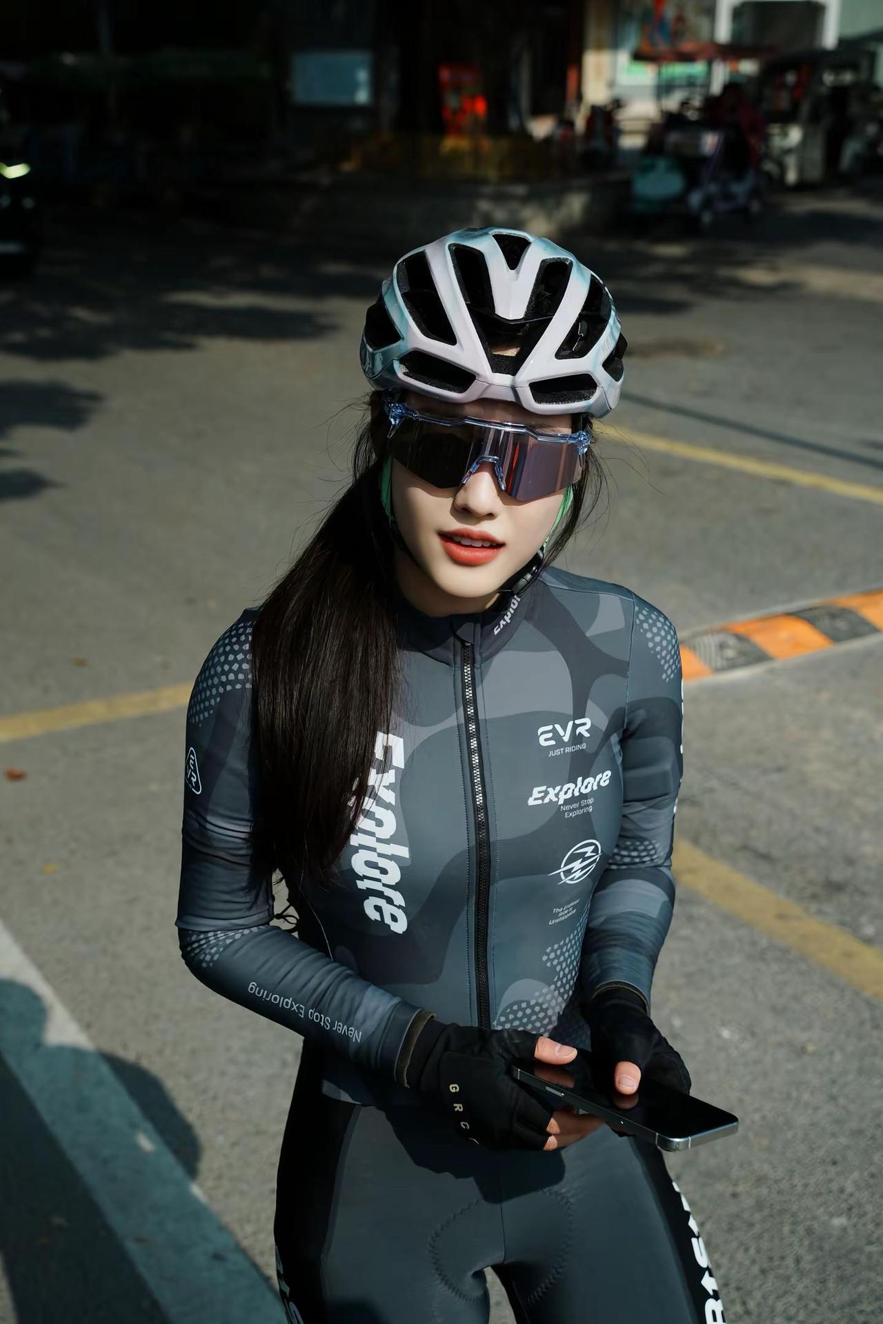 不是看见光才生长，而是生长着，便自带光芒。做个酷girl 穿搭ootd 女骑