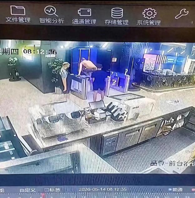绝对不能因为他们是外国人就“特殊对待”。5月19日，上海浦东一家健身房的老板在网
