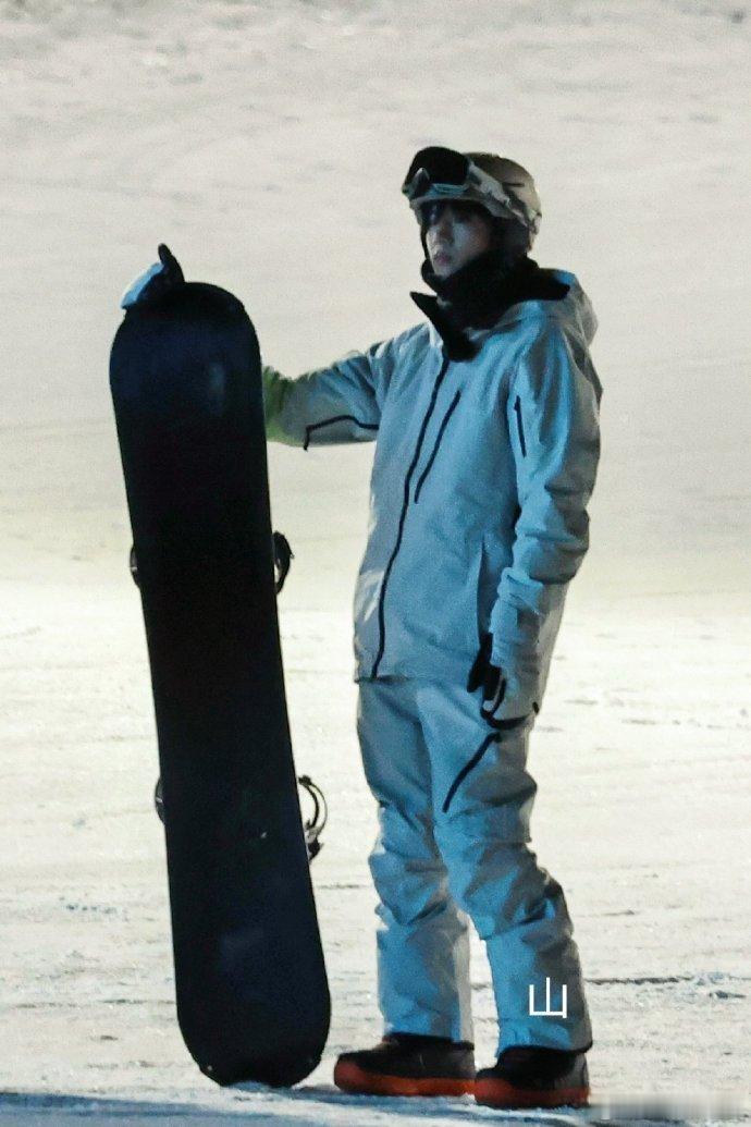 刘耀文哈尔滨滑雪也要45度站姿刘耀文哈尔滨滑雪神图标志性45度适配滑雪场景，少年