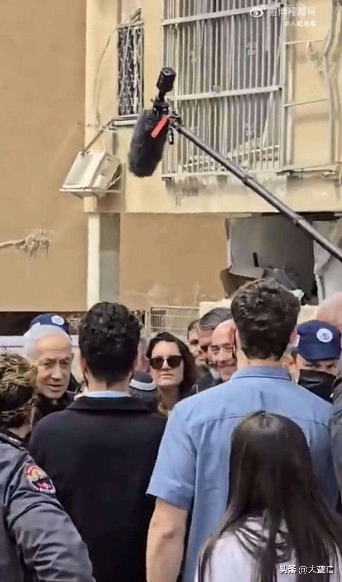 内塔尼亚胡看到这一幕后心里不乏五味杂陈！
以色列总理内塔尼亚胡前往被伊朗导弹攻击