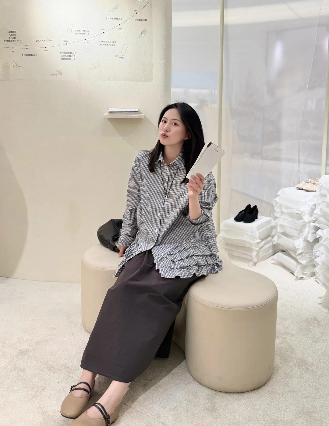 客厅时间🛋️
万象城吃饭逛到了7or9的快闪，纱幔围绕的白色客厅主题很有意思，