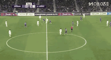 比赛里两个操作看得人血压上来。
 
杨皓宇过掉门将后，明明是绝佳机会。结果回传贴