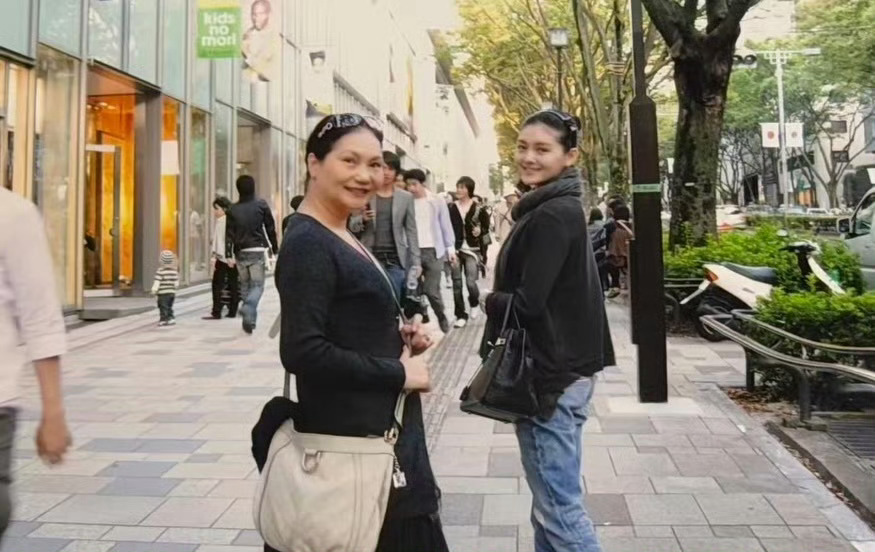 小S晒与大S和S妈旅行照小S晒与大S和S妈旅行照，又在想姐姐了吧娱乐圈真心局