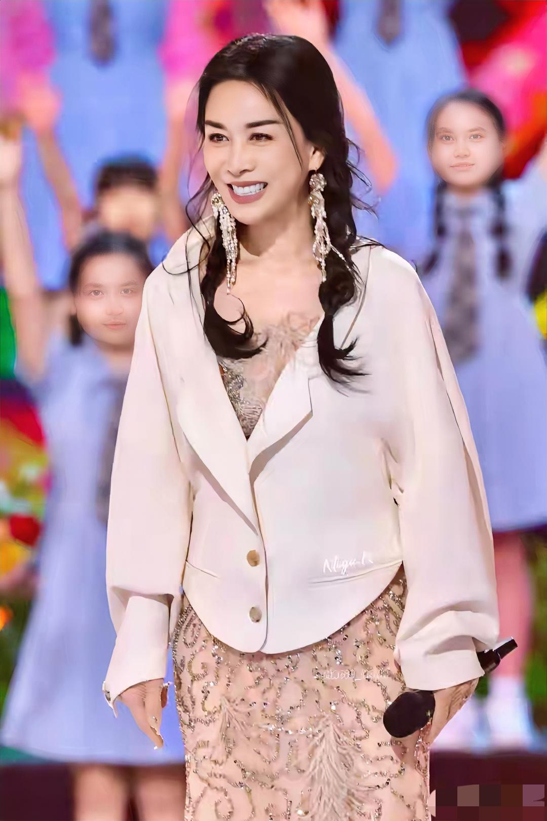 我的妈呀！这是那英吗？怎么比年轻时还美，这是越活越出彩的节奏啊，要学的就是这股子