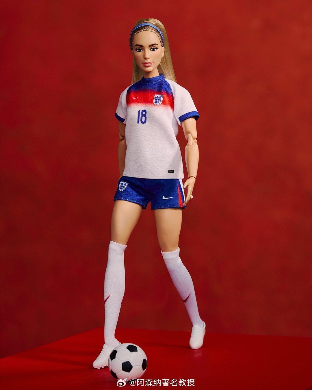克洛伊·凯莉刚刚荣获了她专属的芭比娃娃 克洛伊凯莉 阿森纳著名教授