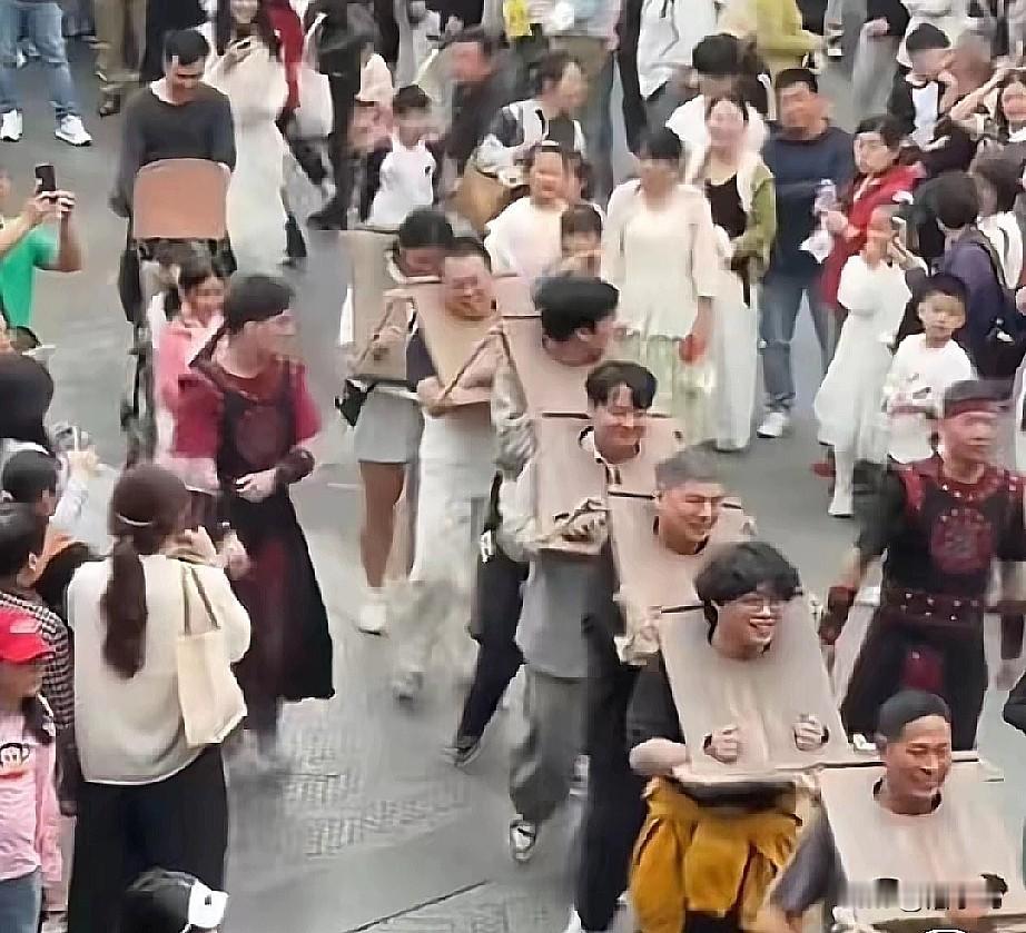 万万没想到！
今年五一全网景区大乱斗，
真正的隐藏王炸居然是这里！

这个坐囚车
