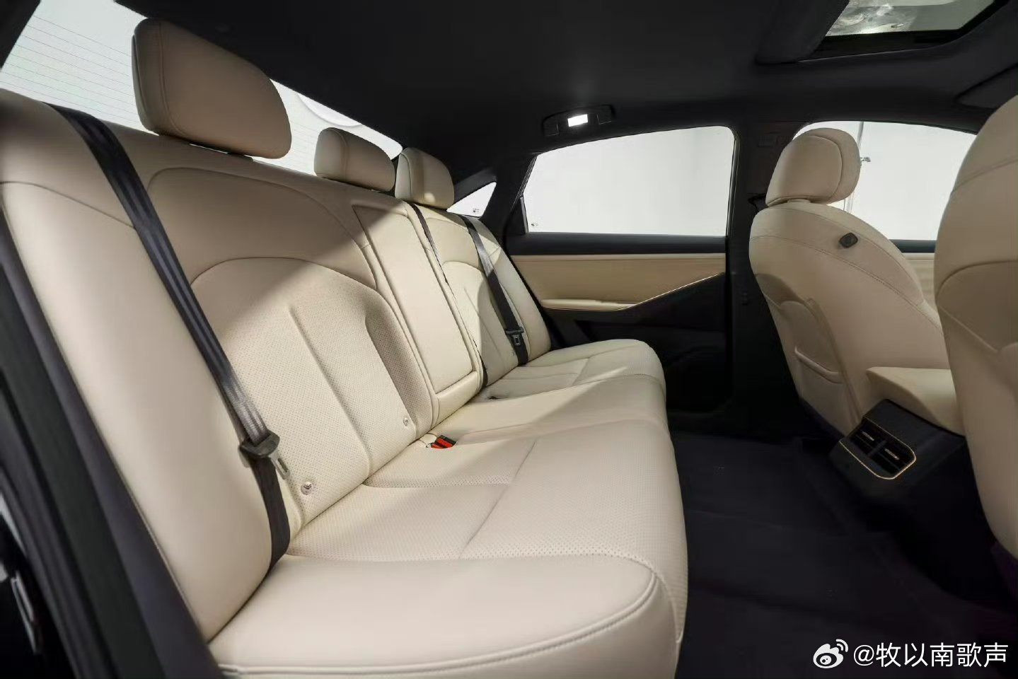 年轻人把家安在车轮上向往的自由全在车轮上！想去哪就开到哪，想睡到哪就停到哪，流动