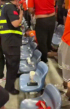 真球迷，中超泰山队被海港逼平，现场一位泰山球迷被气到心梗犯了。
这场球裁判有些争