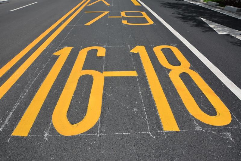 “清清楚楚不清楚”这上联太妙了，叠词用得巧妙，还自带矛盾感。我觉得“明明白白不明