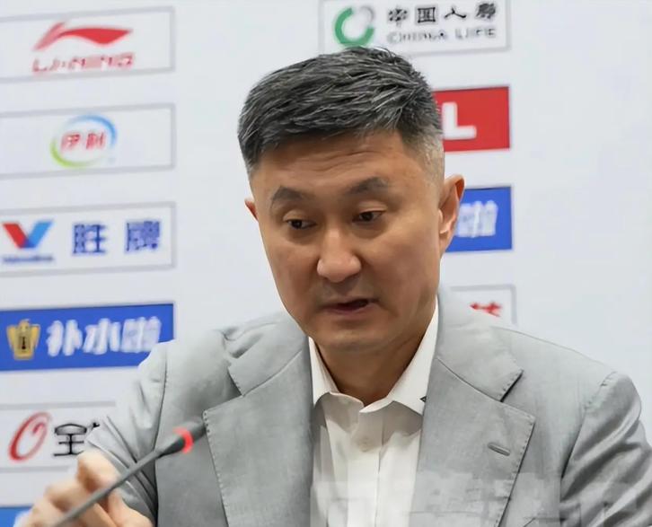 杜锋头也不回，横着走回更更衣室。那个背影，像是要把整条过道都踩碎。
广东主场，历