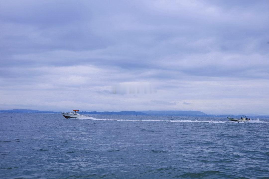 很久没出海钓鱼了～今天天气不错。虽然中途下了点小雨，但是不冷不热很舒服。我和队友