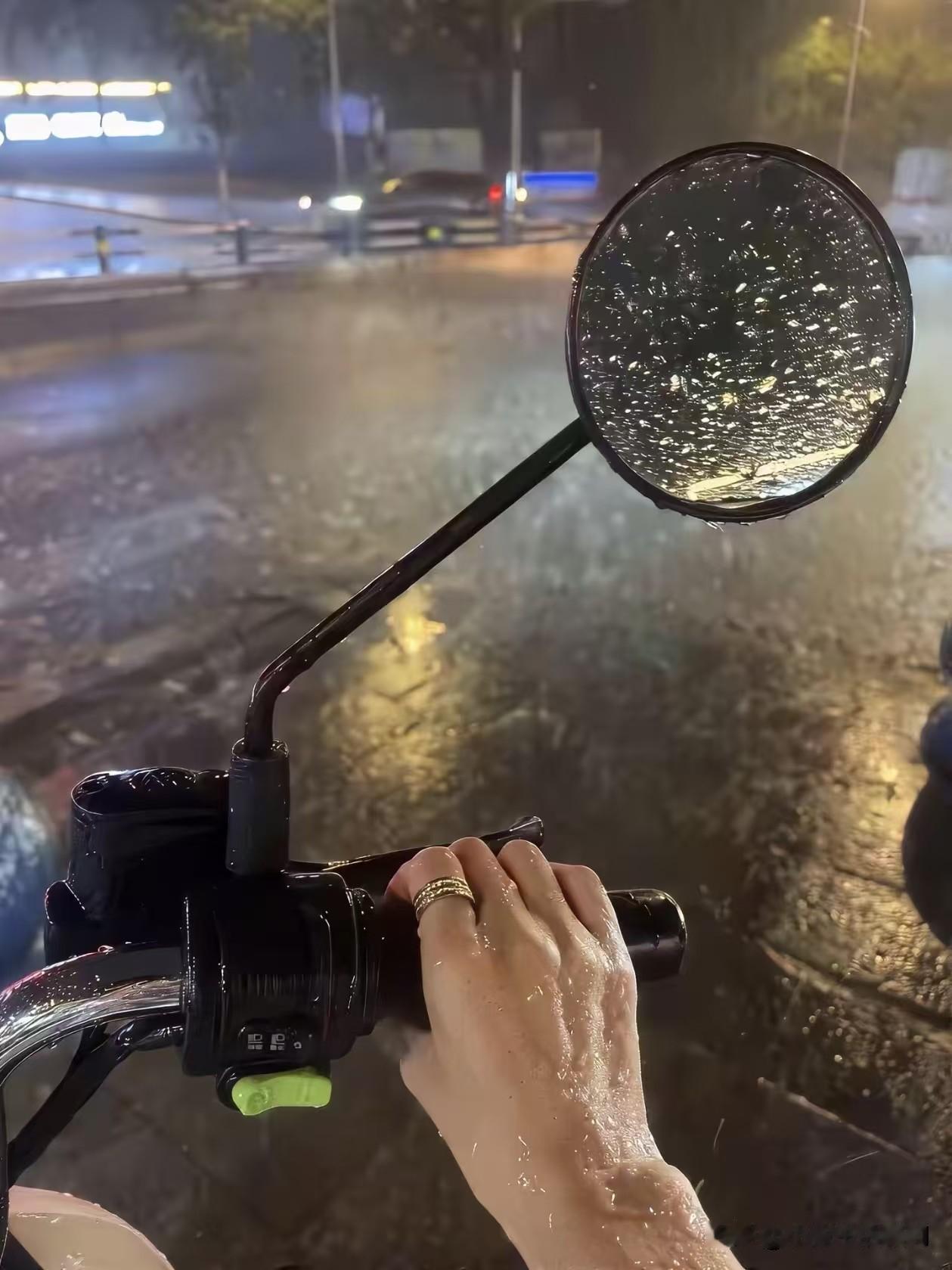 电瓶车什么都好，就是下雨的时候显得我命比较苦，等我有钱了一定要给自己买一件好的雨