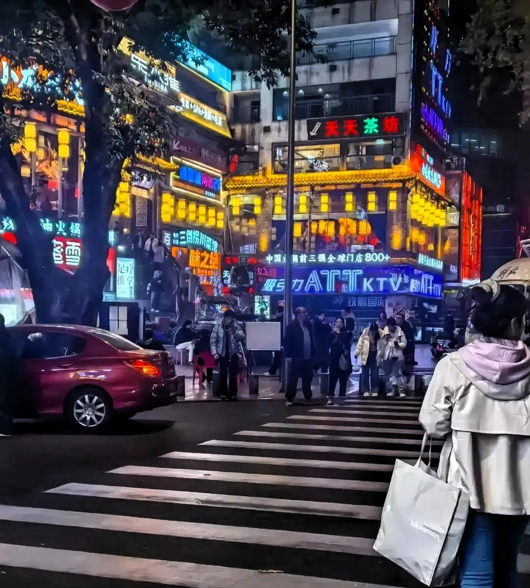 女生在KTV被起哄连打三通电话喊男同事来救场，前两个都说睡了，第三个真打车赶到