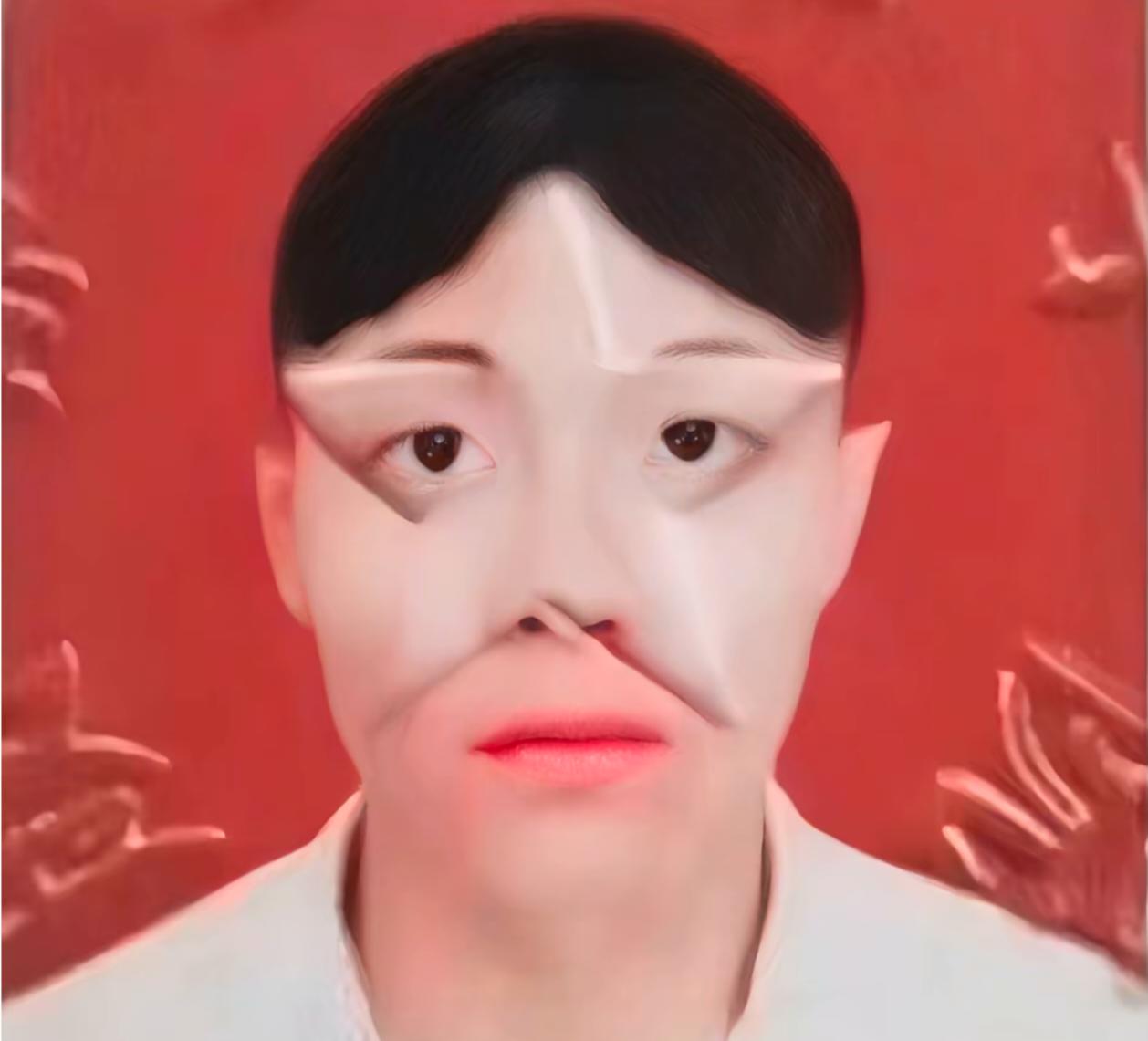 侄子去年大学毕业，因为毕业证钢印盖在脸上，哭了一下午！

哥哥当时发给我时，我正