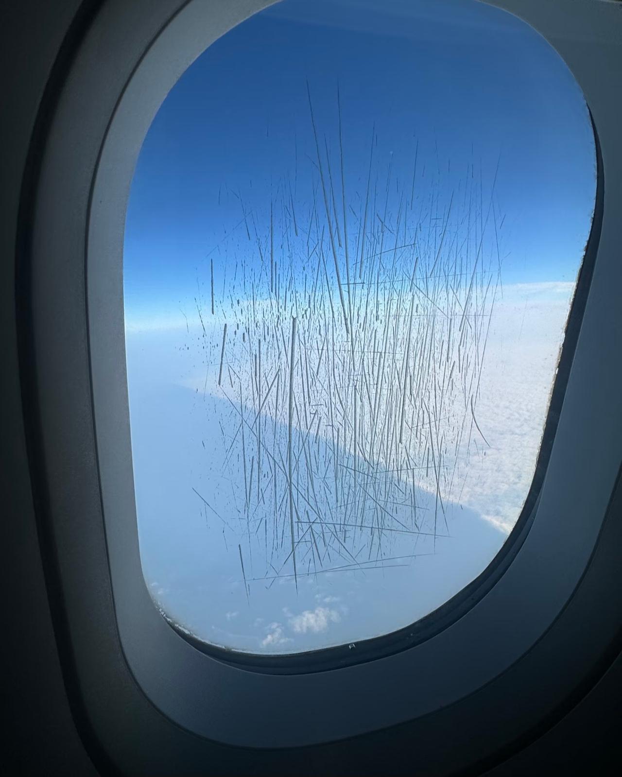 飞机上的这种窗口，
是航空公司故意弄花的，
还是时间久了正常的磨损呢？
真的还蛮