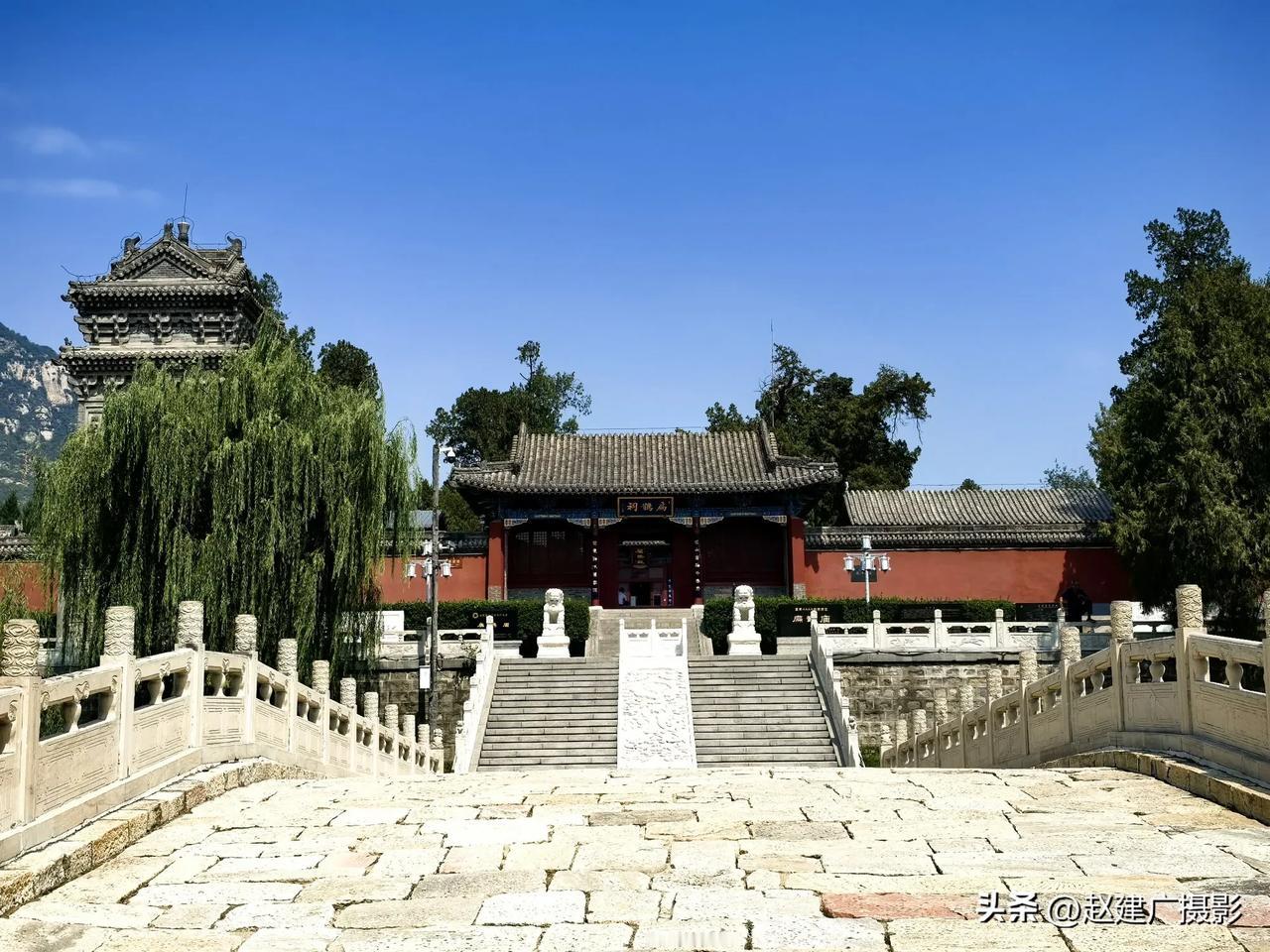  扁鹊庙始建于战国时期，历代均有修葺，是祭祀、谒拜华夏医祖扁鹊的古建筑群。#这么