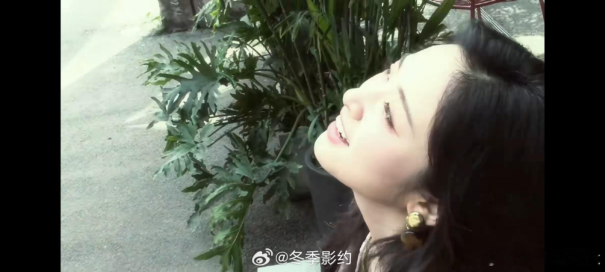 徐若晗拍的沈月 徐若晗镜头下的沈月也太好看了吧，自然又灵动，没有刻意摆拍的感觉，