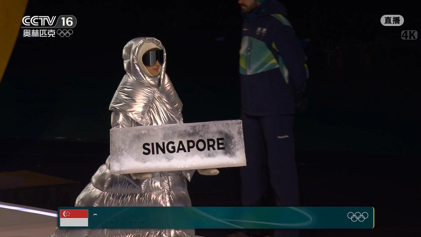 🔻要说今晚最廉价最奇怪的羽绒服，其实还得是主办方意大利引导员的这一身。🔻我点