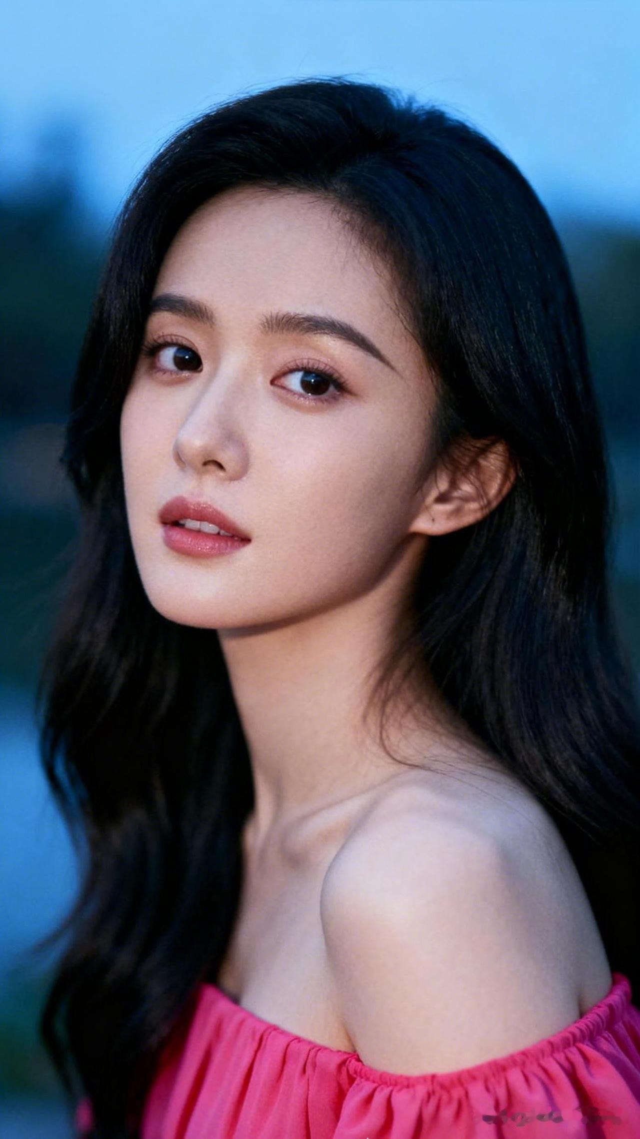 水光潋滟处，美人如画来。喜欢简约的穿搭，有推荐的吗 温柔少女，粉色露肩裙，自然妆