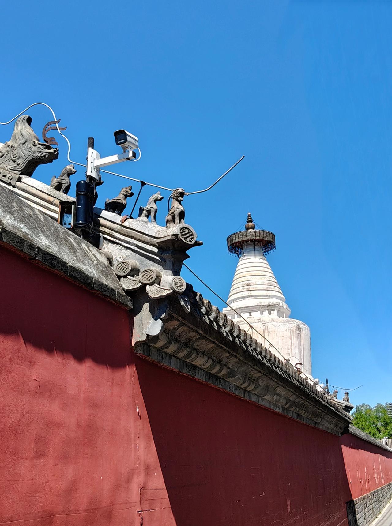 拍白塔随笔
出了鲁迅博物馆，穿胡同去了白塔寺。
白塔寺（妙音寺）元代建筑（127